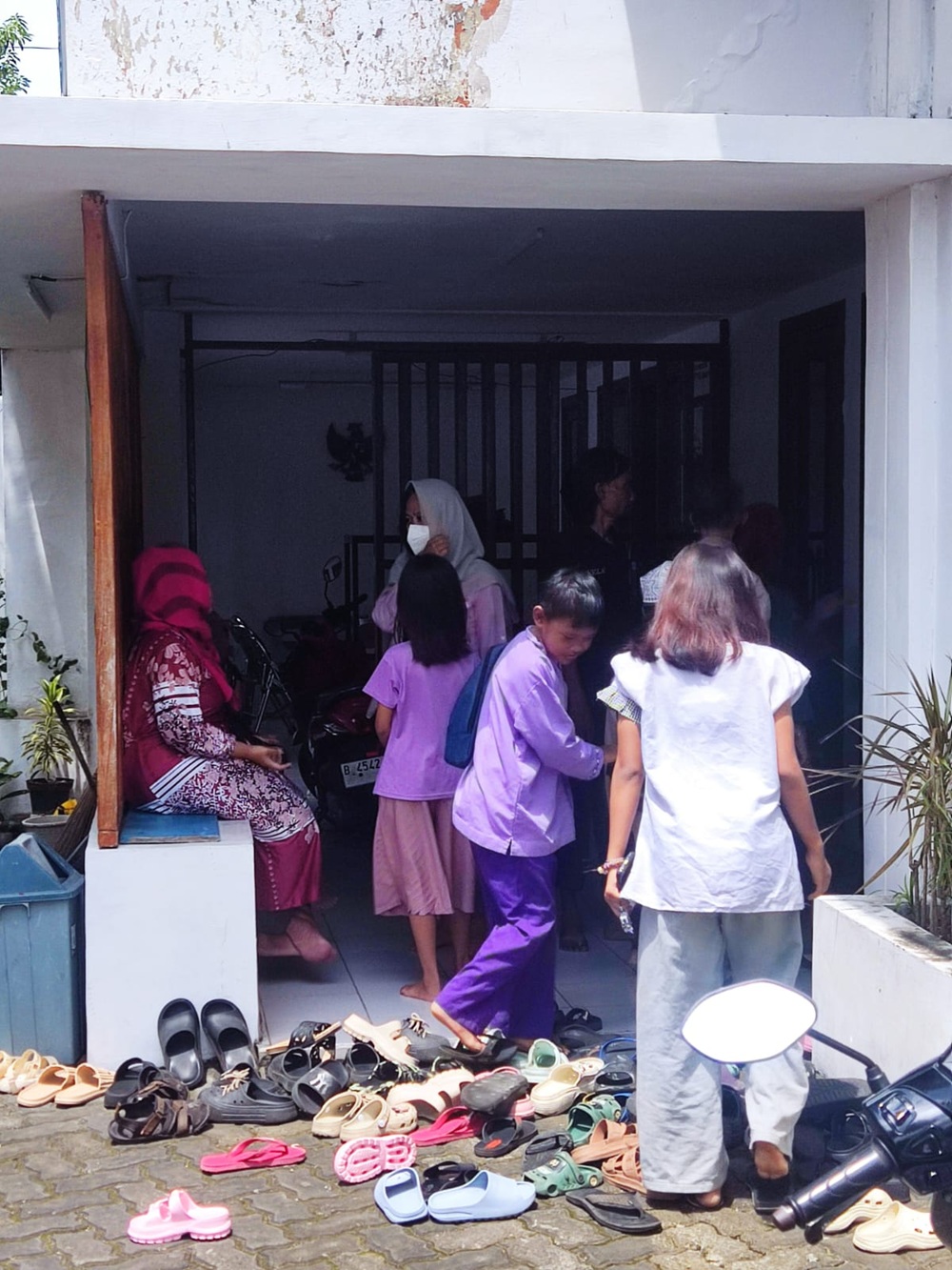 Orangtua Santri SANLAT Semangat Mengantarkan Anaknya