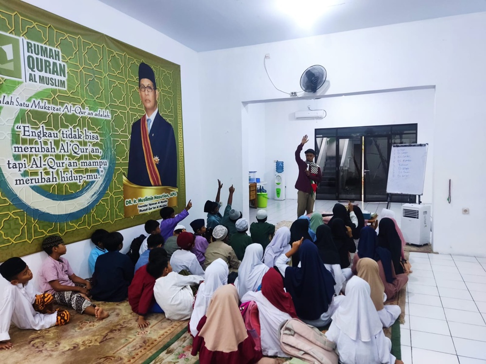 Santri SANLAT Khusyu Mendengarkan Kajian dalam bentuk Dongeng