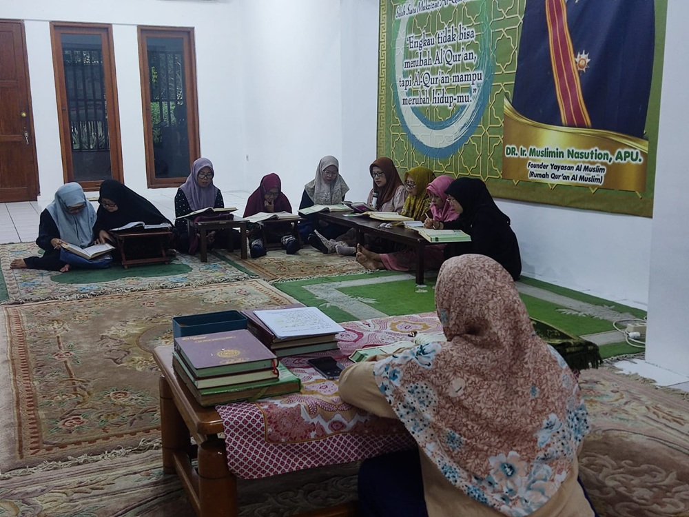 Tadarusan Majelis Taklim Kaum Ibu Rumah Quran Al Muslim